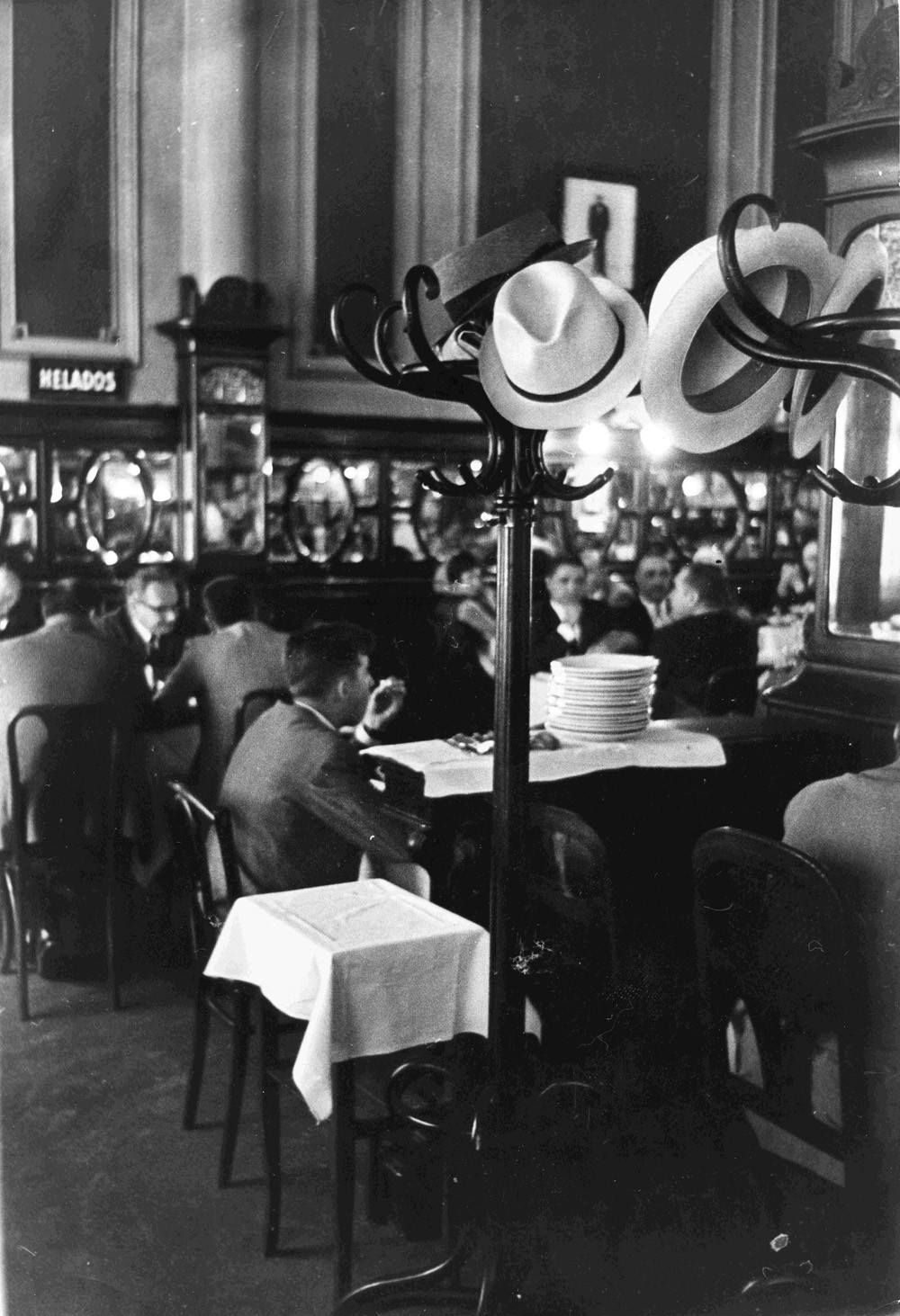 Cuando la historia pide un café. Confitería El Aguila