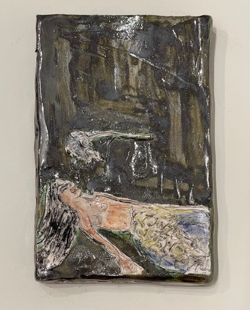 Libro mujer recostada