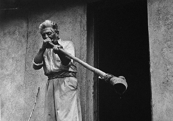 Trutruka, de la serie Mapuches