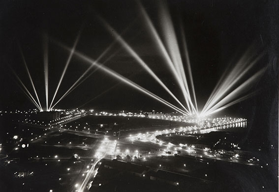 Reflectores de la escuadra anclada en el puerto de Buenos Aires 